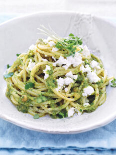 Spaghetti con pesto di germogli di crescione