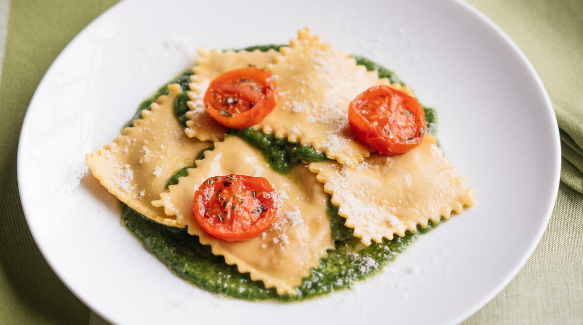 Ravioli al pesto con pomodorini confit e burrata