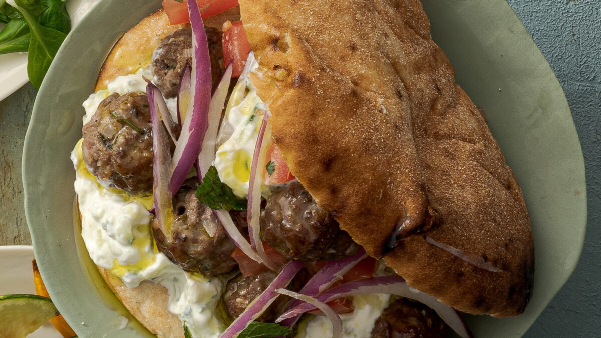 Pita con polpettine alla greca