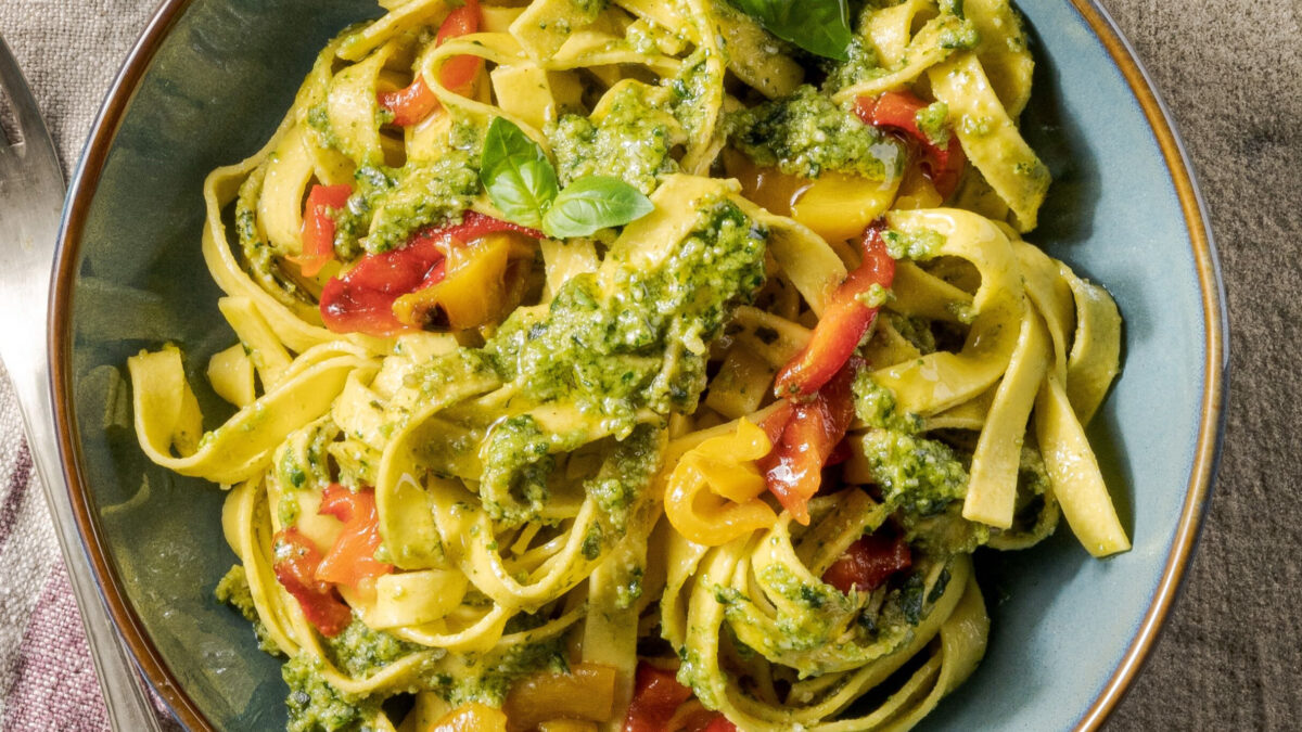 Tagliatelle al pesto ligure con peperoni