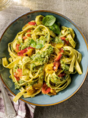 Tagliatelle al pesto ligure con peperoni