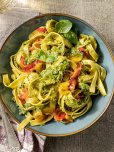 Tagliatelle al pesto ligure con peperoni