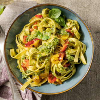 Tagliatelle al pesto ligure con peperoni