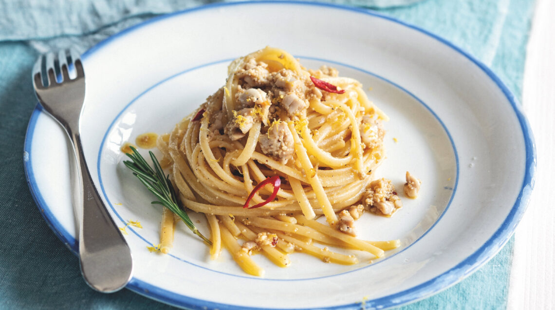 Linguine con uova fresche di pesce e profumo di limone