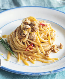 Linguine con uova fresche di pesce e profumo di limone