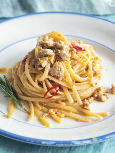 Linguine con uova fresche di pesce e profumo di limone