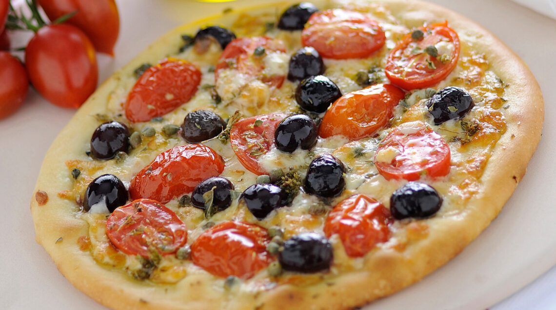 Pizza con olive e capperi