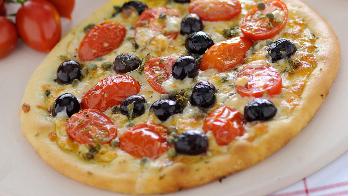 Pizza con olive e capperi
