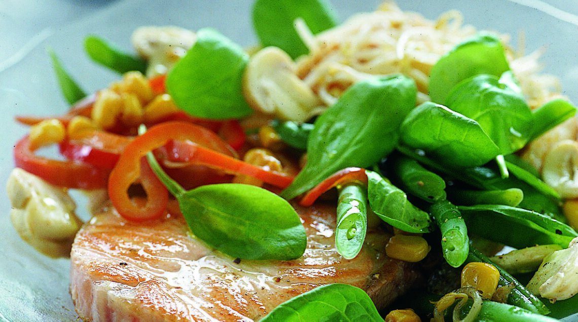 Tranci di salmone fresco con insalata ricca