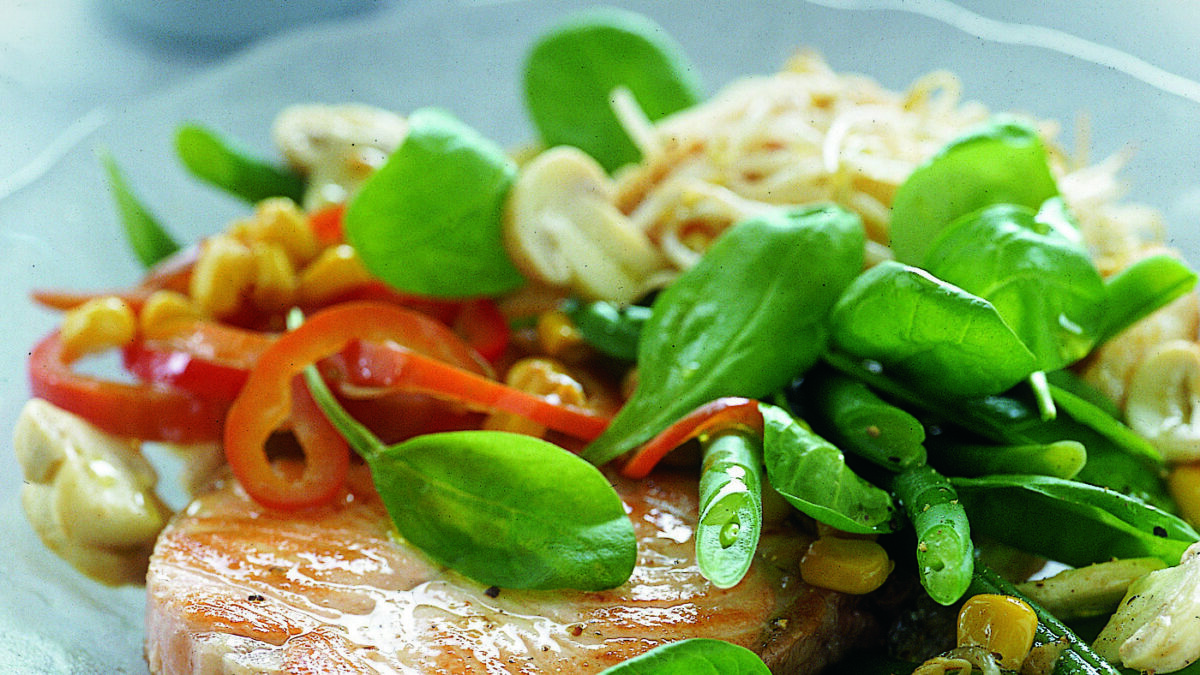 Tranci di salmone fresco con insalata ricca