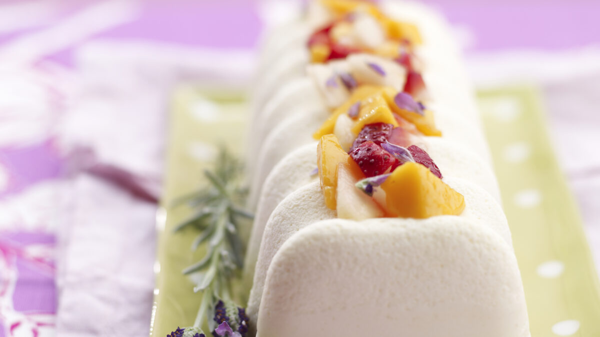 Bavarese al moscato con frutti alla lavanda
