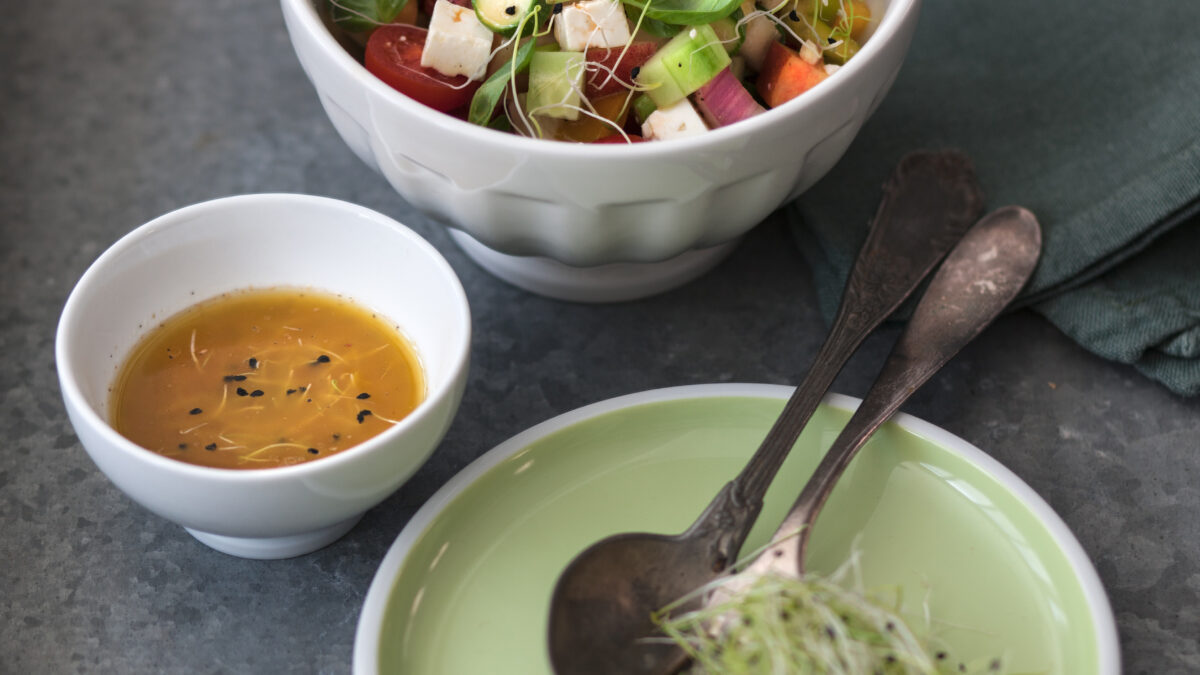 Insalata croccante con germogli di porro