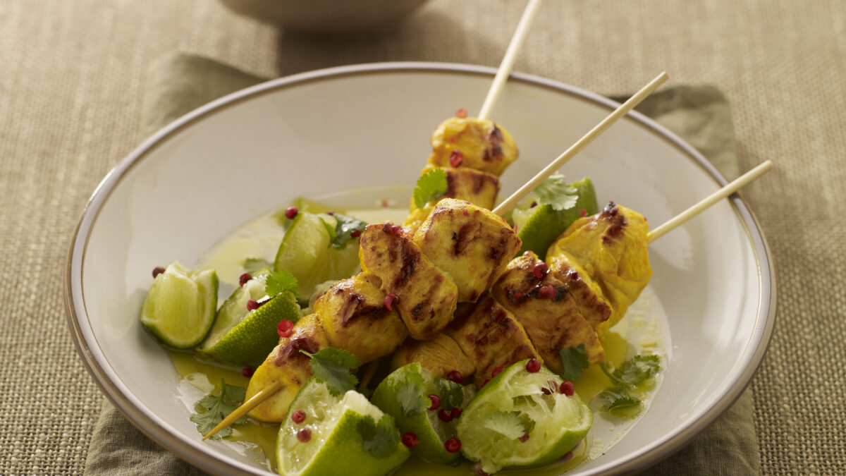 Spiedini di pollo con curcuma e bacche di pepe rosa