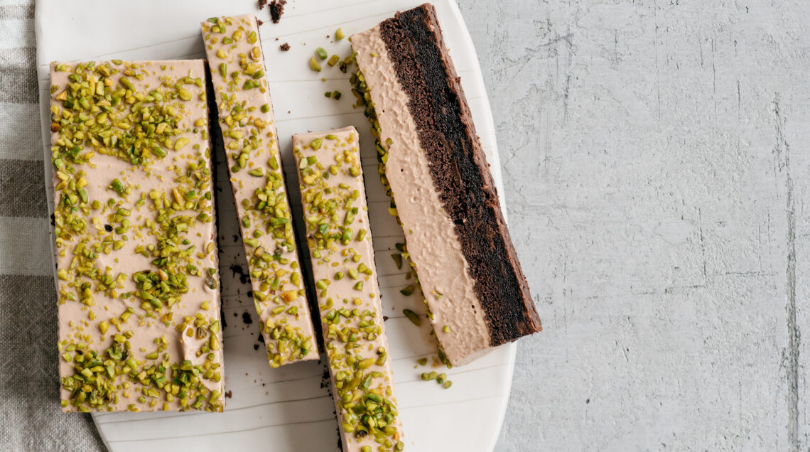 Frozen brownie alla nocciola con pistacchi