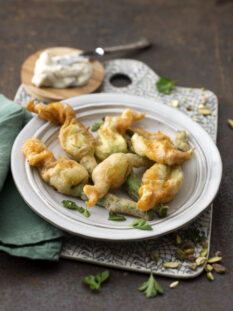 Fritto di zucchine novelle ripiene con il loro fiore