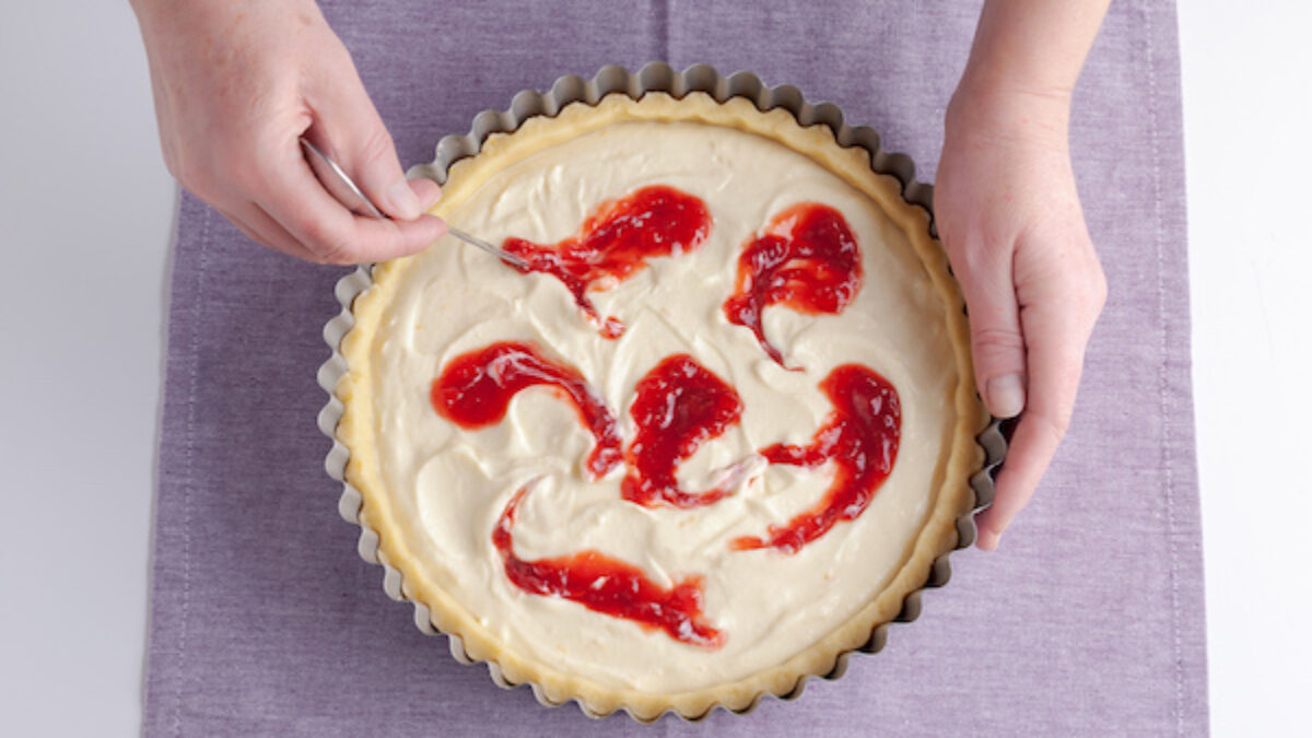 Crostata bicolore al lime e lamponi