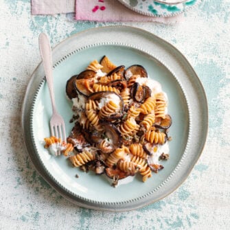 Fusilloni con melanzane, salsa di pomodoro, tapenade di olive e stracciatella