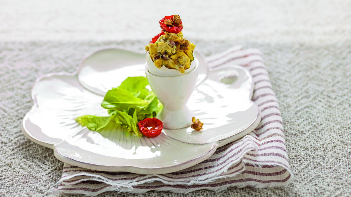 Uova strapazzate con capperi fritti