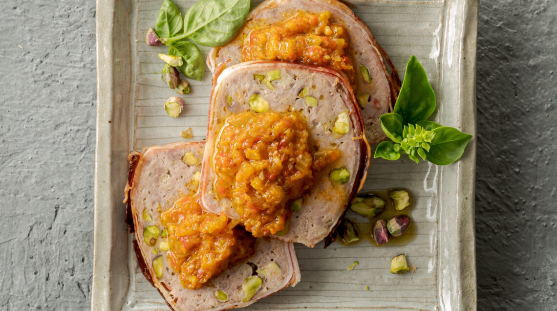 Terrina di maiale con salsa di peperoni e fichi