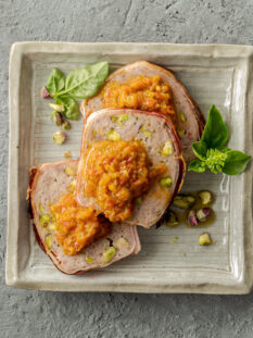 Terrina di maiale con salsa di peperoni e fichi