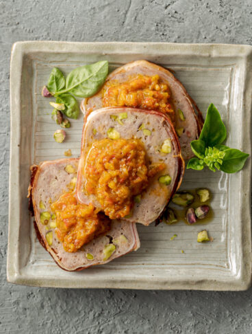 Terrina di maiale con salsa di peperoni e fichi