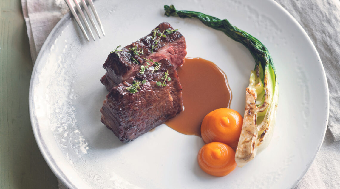 Costine di manzo al barbecue con pak choi e crema di patate dolci