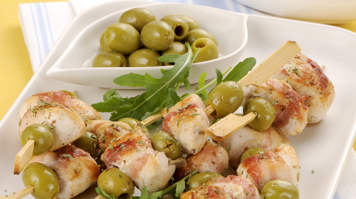 spiedini di pollo, pancetta e olive