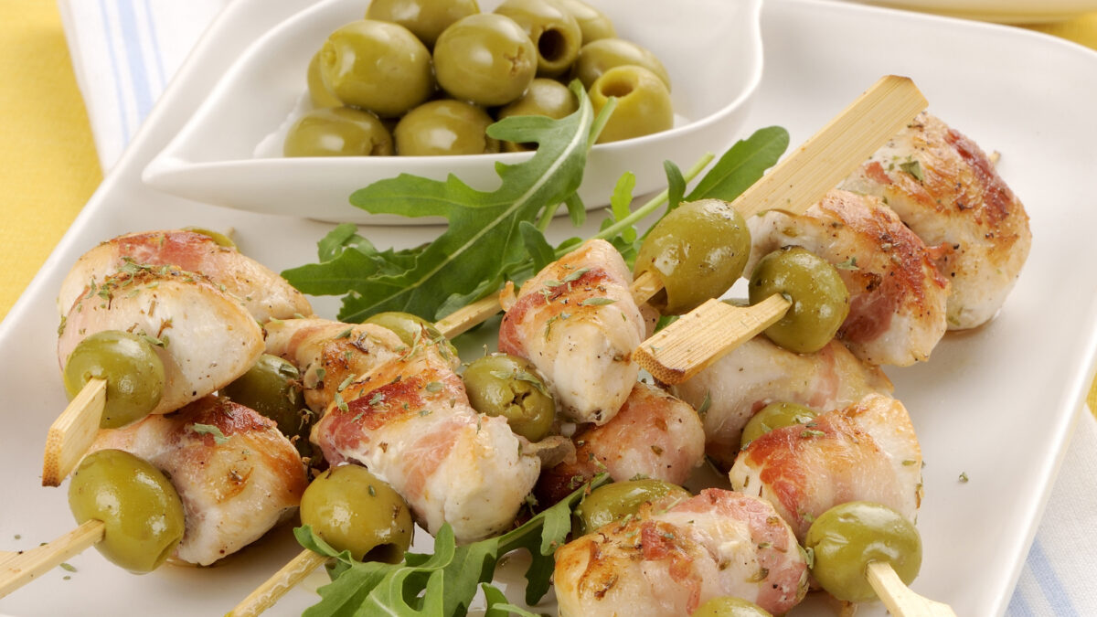 Spiedini di pollo, pancetta e olive