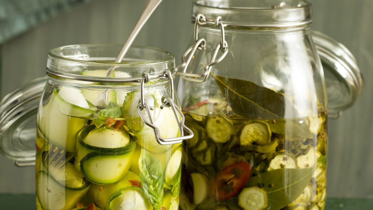 Conserve di zucchine e involtini con mozzarella