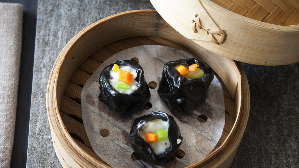 Shao Mai (saccottino aperto) al nero di seppia con ripieno di calamaro e sedano