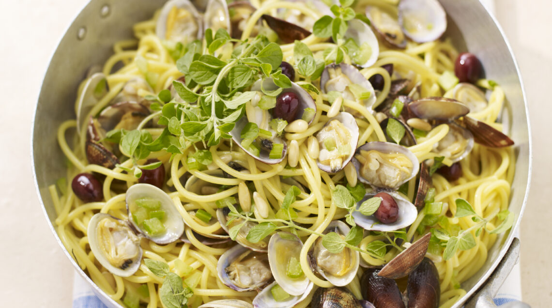 Spaghetti con vongole veraci e olive al sedano