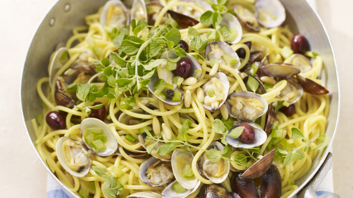 Spaghetti con vongole veraci e olive al sedano
