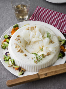 Panna cotta al Grana con verdure e briciole di taralli
