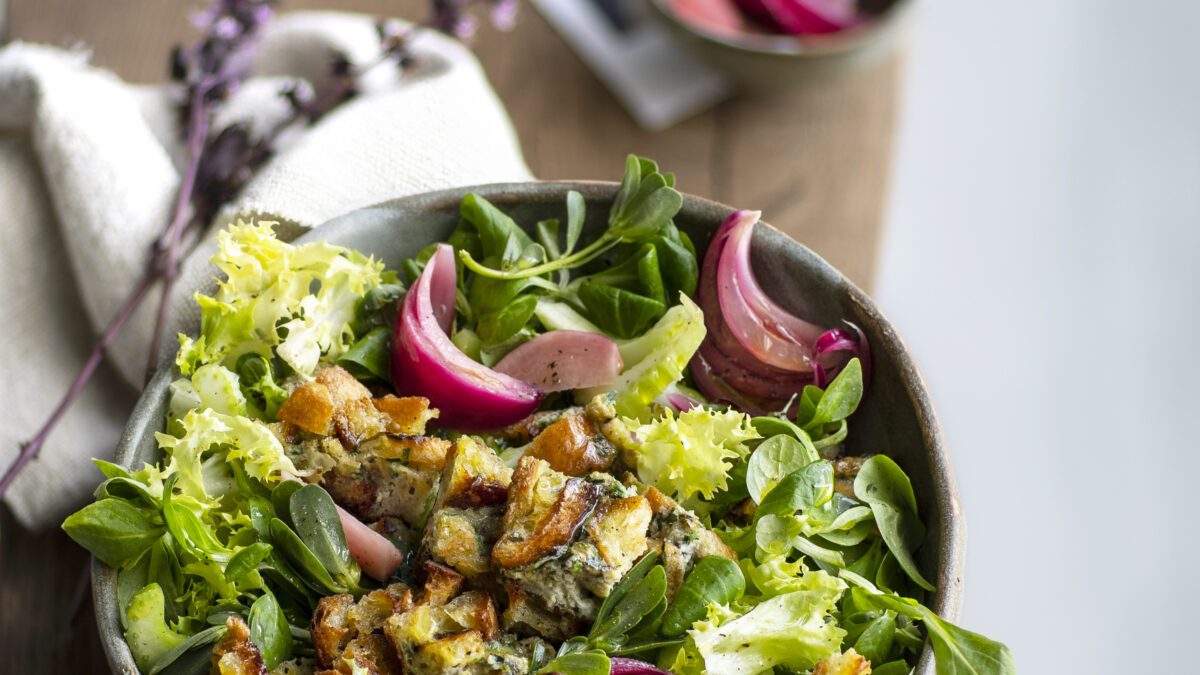 Insalata con frittata di pane con cipolle e ravanelli in agrodolce