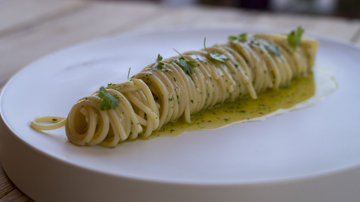 Spaghetti alle vongole fujute: il mare in un soffritto profumato