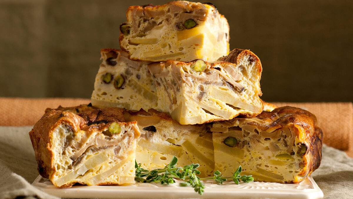 Frittata con cardoncelli, cipolle, tuma e pistacchi