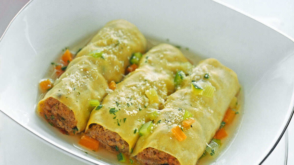 Rotoli di carne ai pistacchi in brodo di verdure
