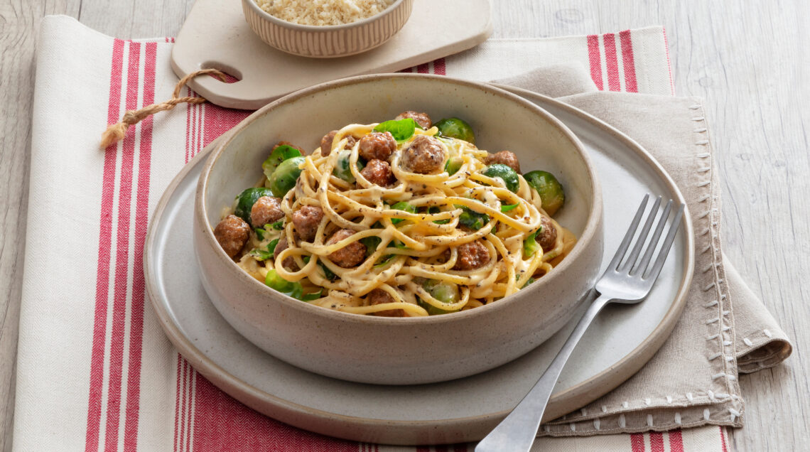 Spaghetti alla carbonara con cavolini e polpettine