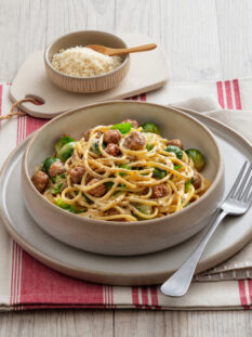 Spaghetti alla carbonara con cavolini e polpettine