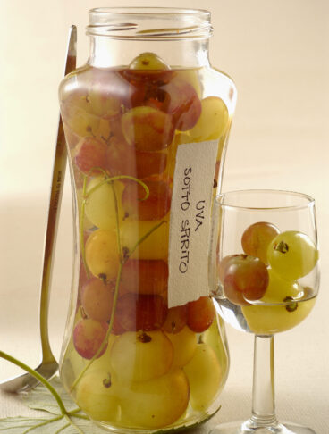 Uva bicolore sotto spirito