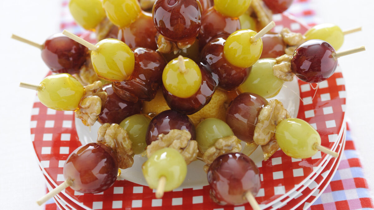 Spiedini di uva caramellata