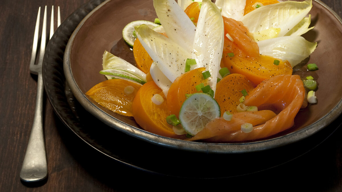 Insalata con indivia e salmone affumicato