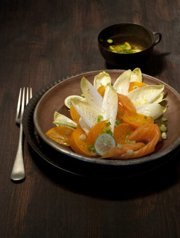 Insalata con indivia e salmone affumicato