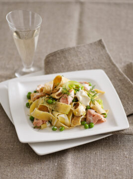 Pappardelle di pasta e frittata con trota affumicata