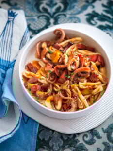 Capunti con sugo di moscardini, speck e peperoni