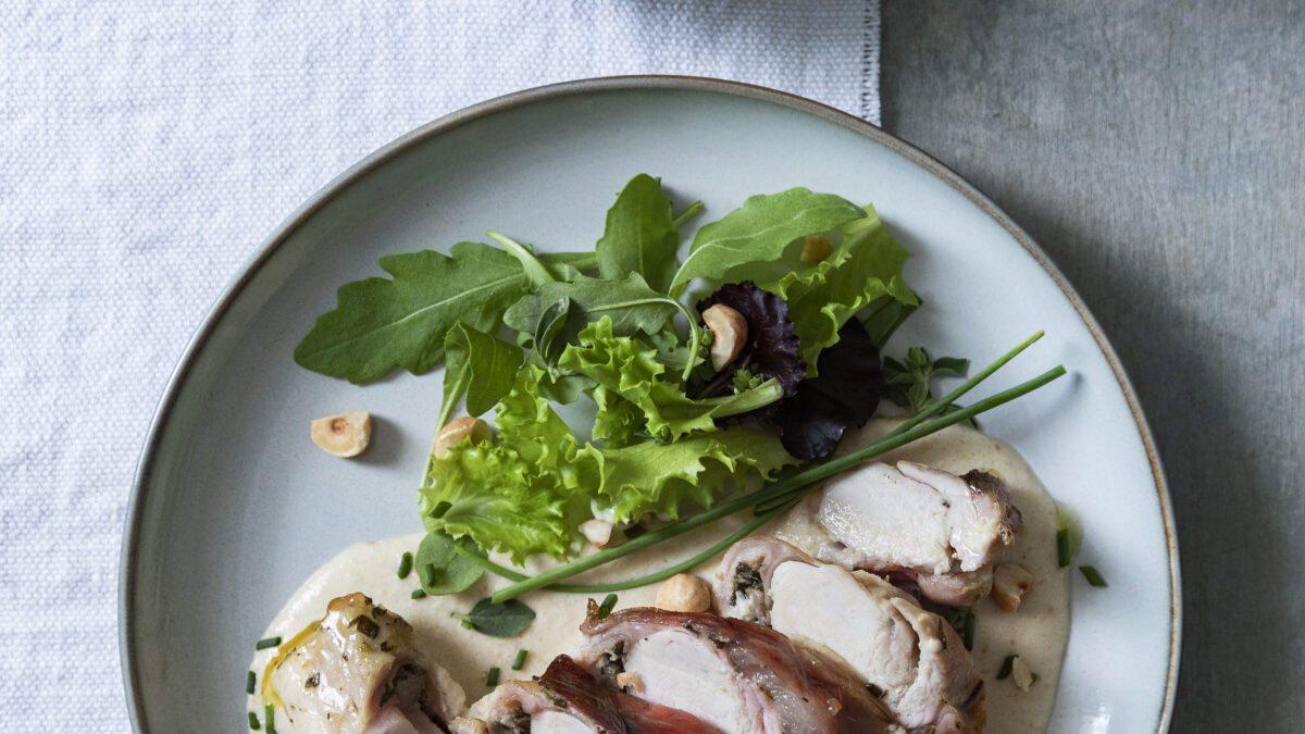 Sella di coniglio porchettata con salsa alle nocciole