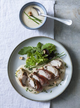 Sella di coniglio porchettata con salsa alle nocciole