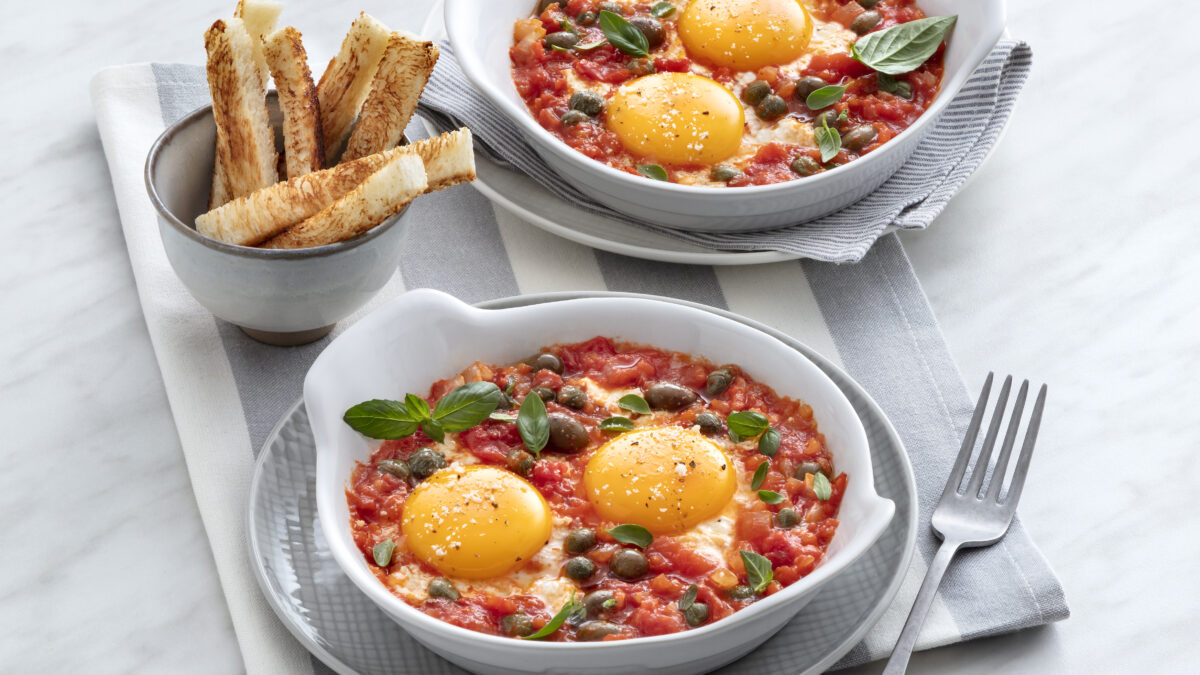 Uova in salsa piccante con olive e capperi