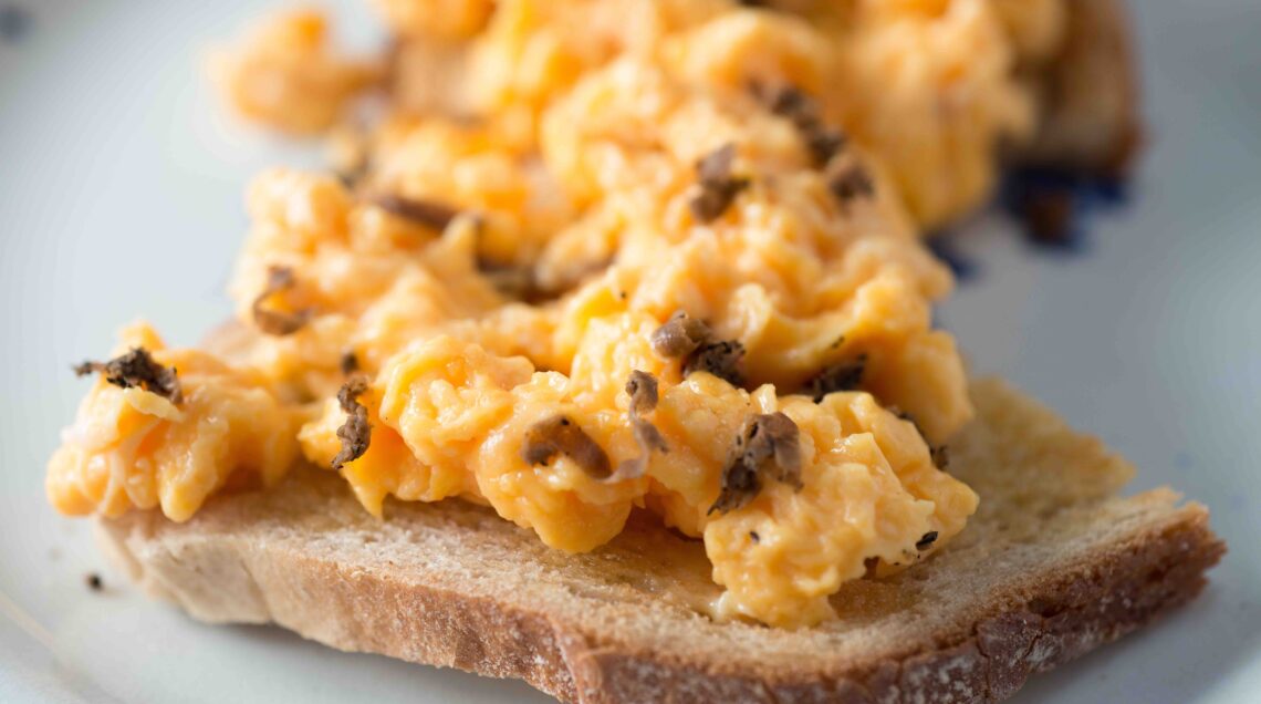 Uova strapazzate al tartufo - Scrambled Eggs with Truffle Bits on Toast