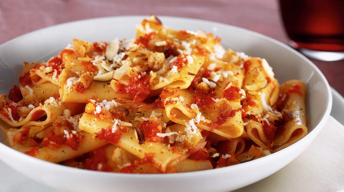 Paccheri con pomodoro, mandorle e pane fritto